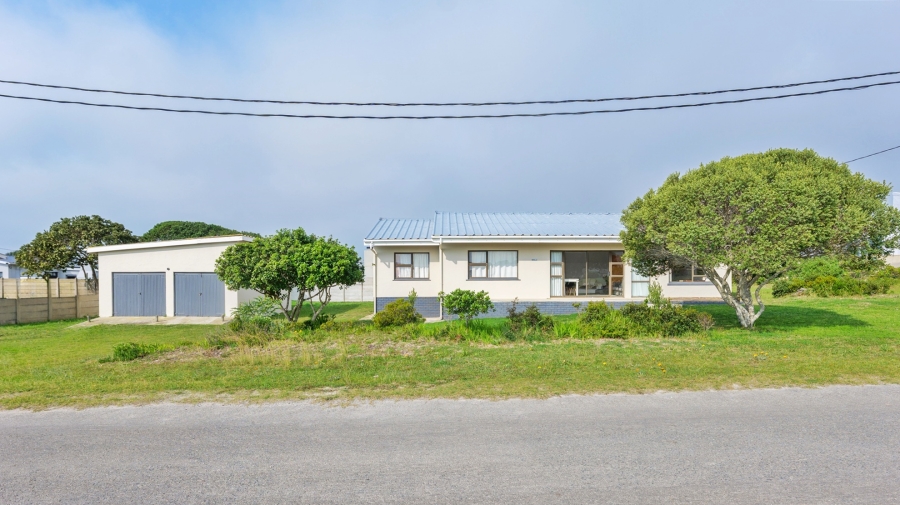 4 Bedroom Property for Sale in Struisbaai Western Cape
